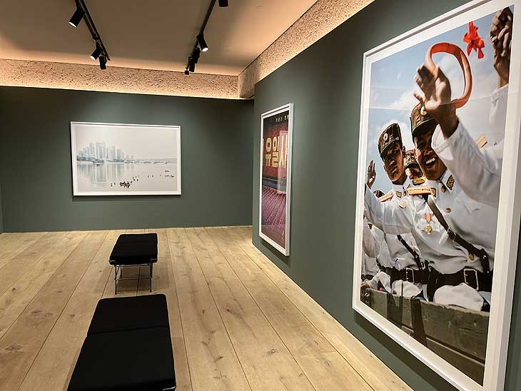 Leica Store | Galerie München in der Maffeistraße präsentiert vom 15.01. bis 31.03.2022 die Ausstellung Xiomara Bender: 25 Million. North Korea. The Power of Dreams (©Foto. Martin Schmitz)